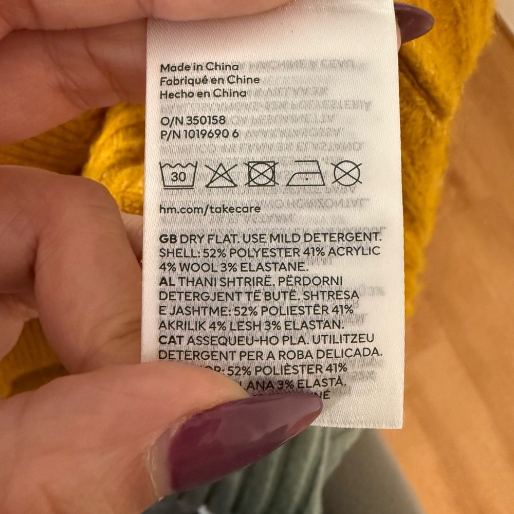 H&M GOLDEN YELLOW SWEATER SIZE MEDIUM - Picture 4 of 4
